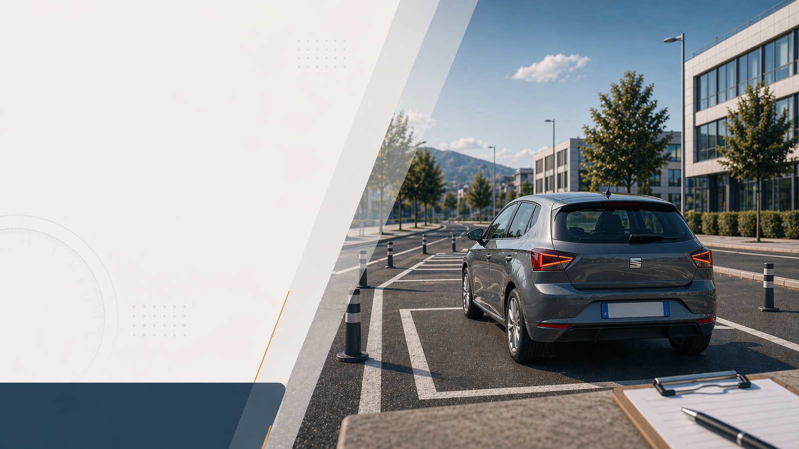 Cover illustrativa dell'esame pratico patente B con auto in area di manovra, esaminatore a bordo e percorso stradale ordinato